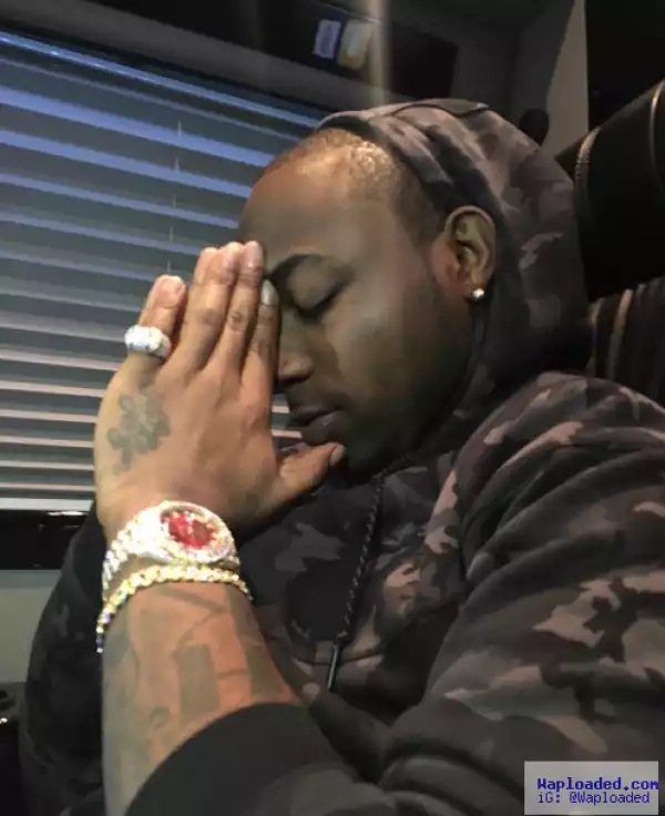Photos: HKN Boss, Davido Flaunts Wads Of Cash & Jewelries In NYC